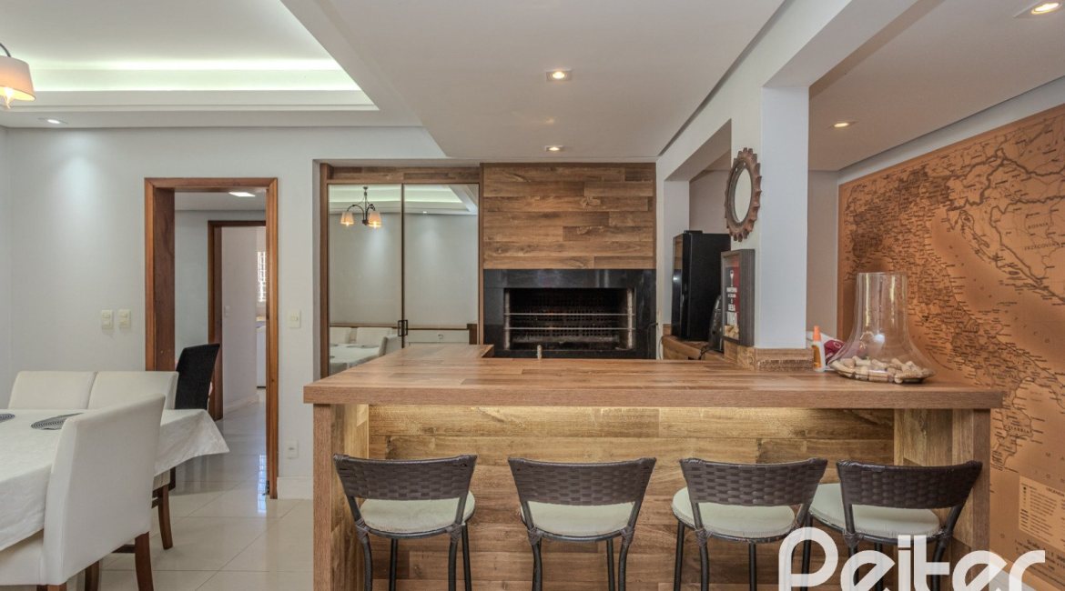 Casa à venda com 352m², 4 dormitórios, 2 suítes, 3 vagas, no bairro Jardim Isabel em Porto Alegre