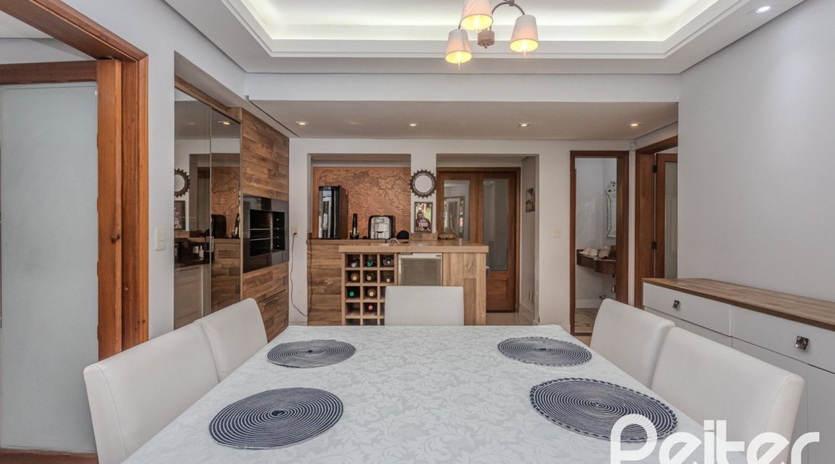 Casa à venda com 352m², 4 dormitórios, 2 suítes, 3 vagas, no bairro Jardim Isabel em Porto Alegre