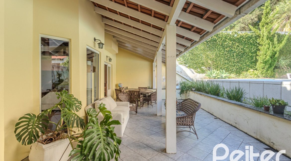 Casa à venda com 352m², 4 dormitórios, 2 suítes, 3 vagas, no bairro Jardim Isabel em Porto Alegre