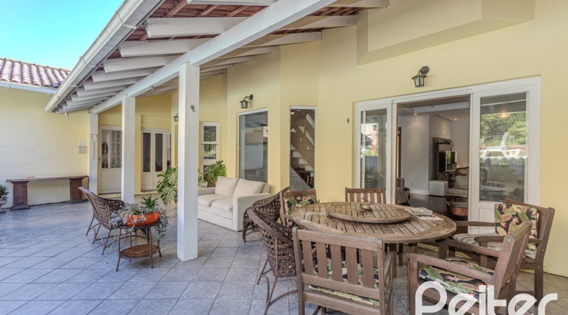Casa à venda com 352m², 4 dormitórios, 2 suítes, 3 vagas, no bairro Jardim Isabel em Porto Alegre