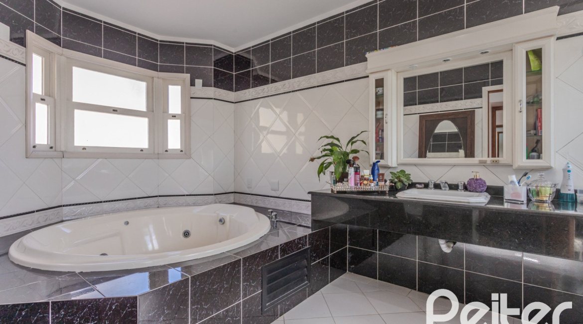 Casa à venda com 352m², 4 dormitórios, 2 suítes, 3 vagas, no bairro Jardim Isabel em Porto Alegre