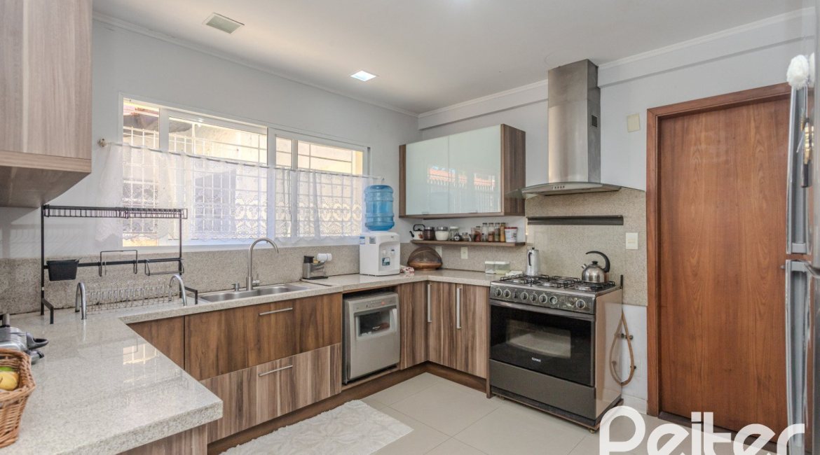 Casa à venda com 352m², 4 dormitórios, 2 suítes, 3 vagas, no bairro Jardim Isabel em Porto Alegre