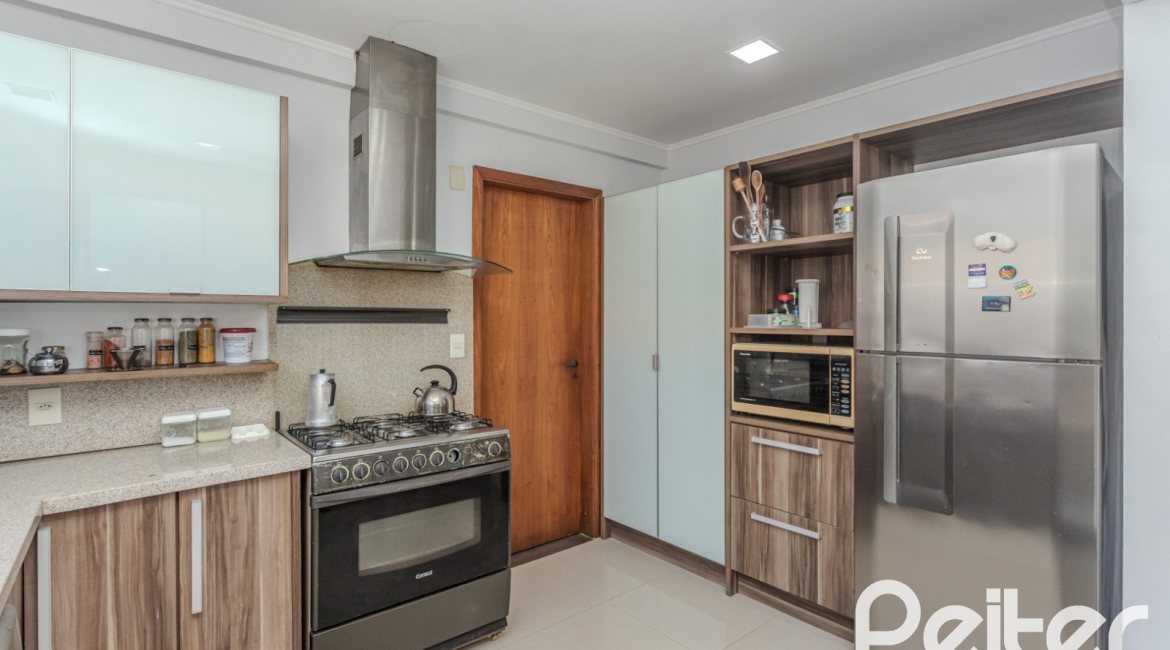Casa à venda com 352m², 4 dormitórios, 2 suítes, 3 vagas, no bairro Jardim Isabel em Porto Alegre