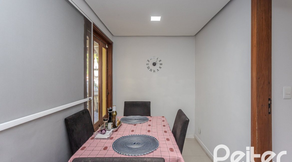 Casa à venda com 352m², 4 dormitórios, 2 suítes, 3 vagas, no bairro Jardim Isabel em Porto Alegre
