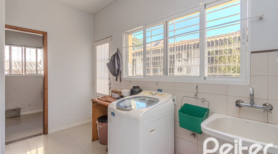 Casa à venda com 352m², 4 dormitórios, 2 suítes, 3 vagas, no bairro Jardim Isabel em Porto Alegre