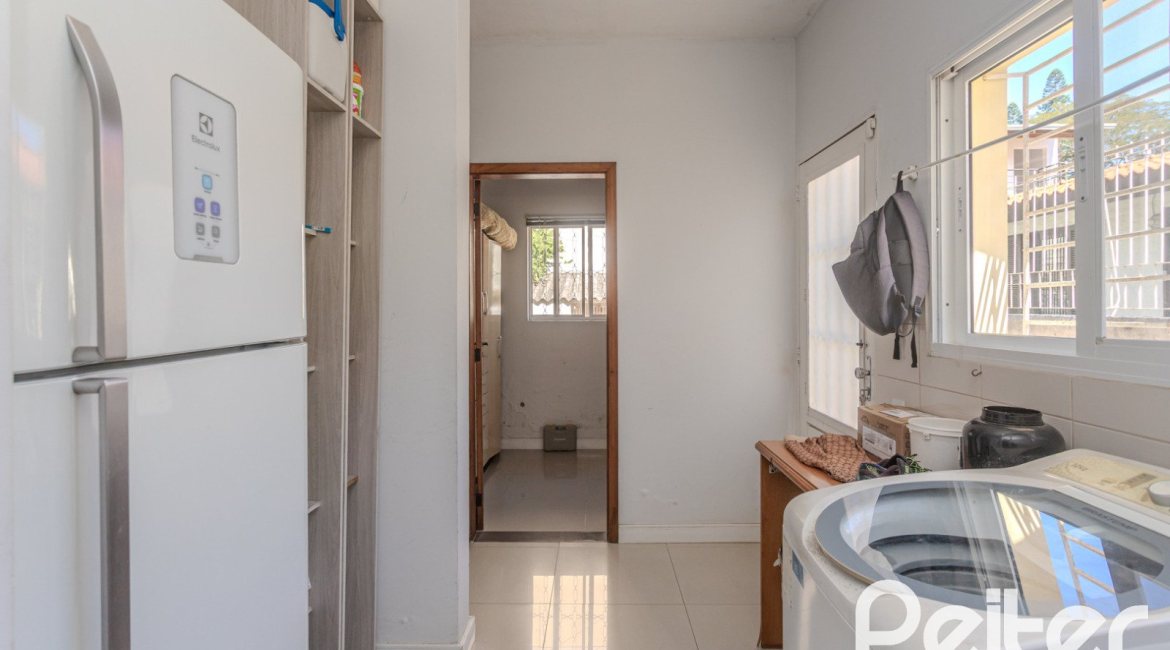 Casa à venda com 352m², 4 dormitórios, 2 suítes, 3 vagas, no bairro Jardim Isabel em Porto Alegre