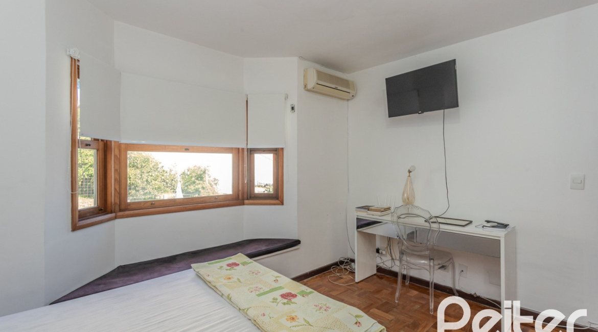 Casa à venda com 352m², 4 dormitórios, 2 suítes, 3 vagas, no bairro Jardim Isabel em Porto Alegre