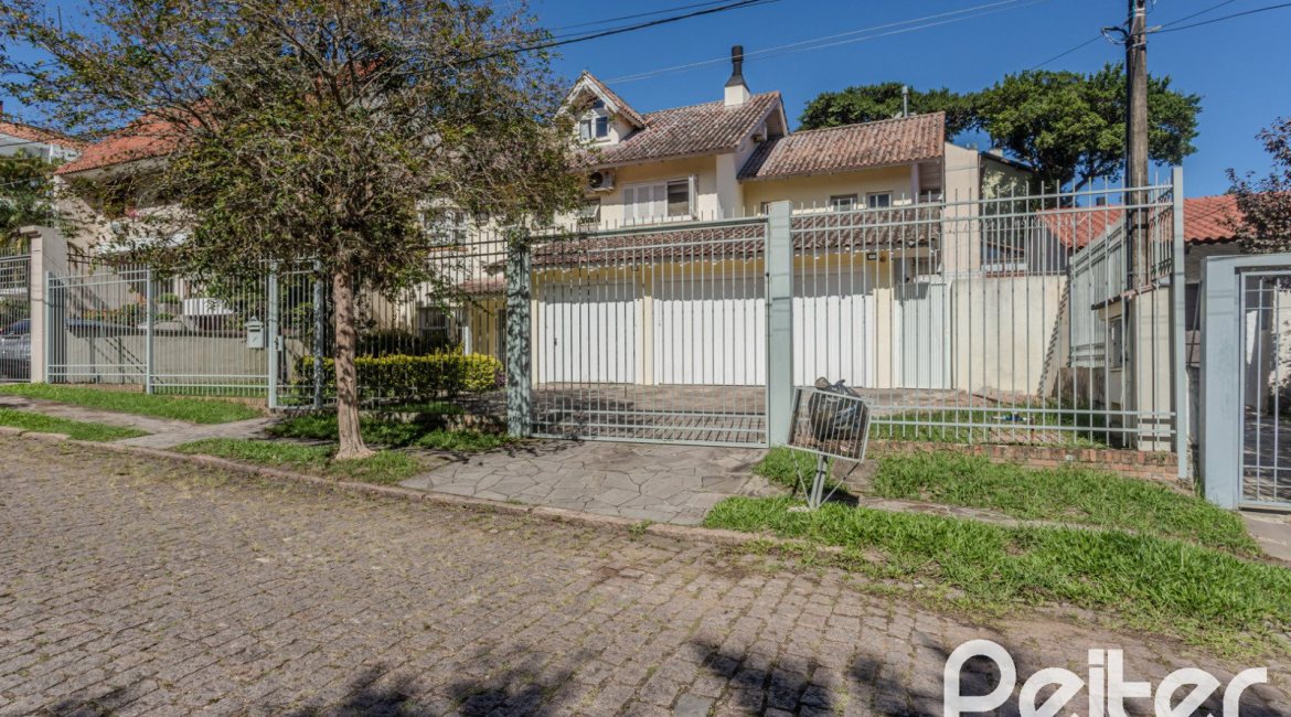 Casa à venda com 352m², 4 dormitórios, 2 suítes, 3 vagas, no bairro Jardim Isabel em Porto Alegre