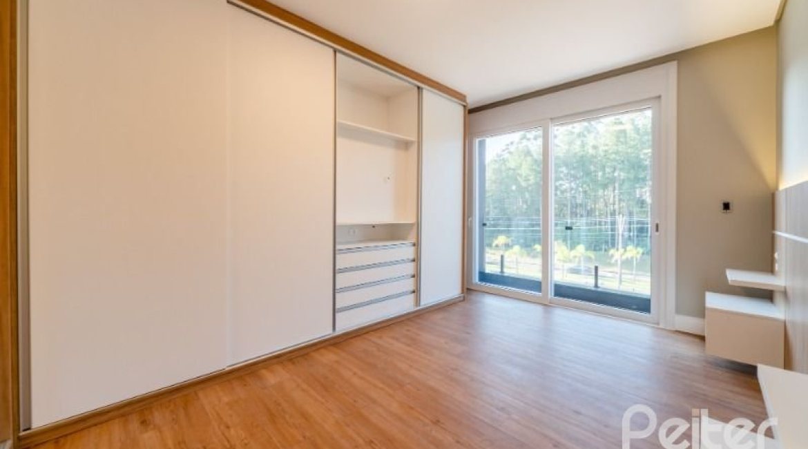 Casa em Condomínio à venda com 289m², 4 dormitórios, 4 suítes, 2 vagas, no bairro Alphaville em PORTO ALEGRE