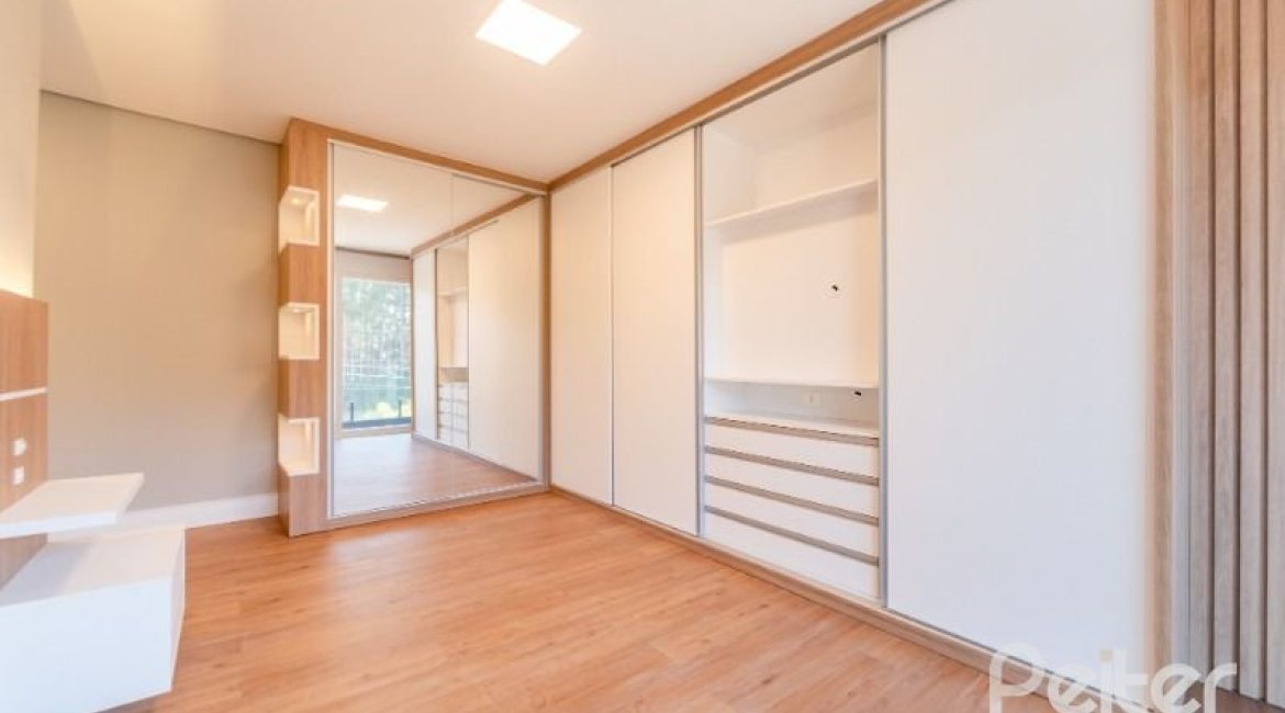 Casa em Condomínio à venda com 289m², 4 dormitórios, 4 suítes, 2 vagas, no bairro Alphaville em PORTO ALEGRE