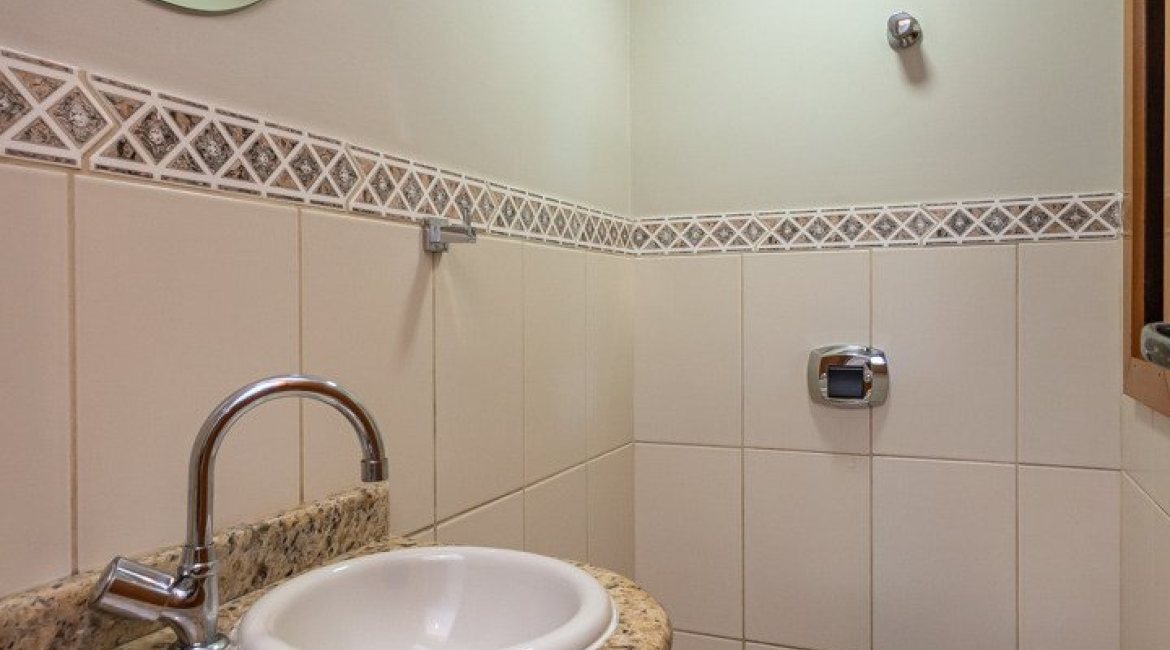 Casa à venda com 174m², 3 dormitórios, 1 suíte, 2 vagas, no bairro Ipanema em Porto Alegre