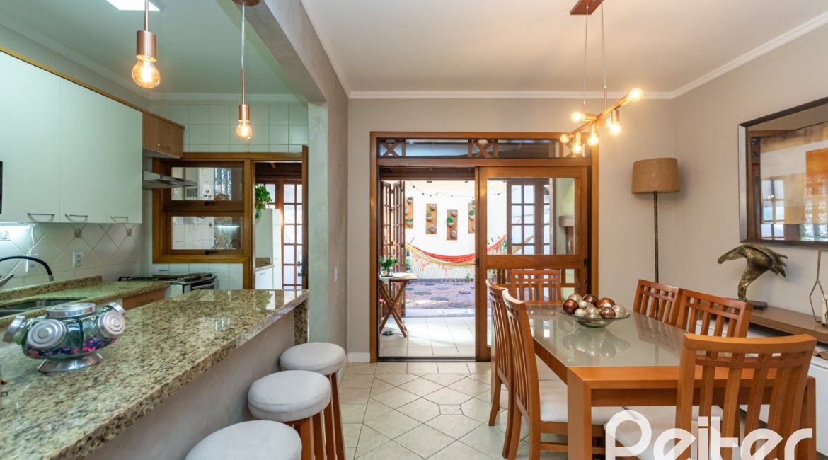 Casa à venda com 174m², 3 dormitórios, 1 suíte, 2 vagas, no bairro Ipanema em Porto Alegre
