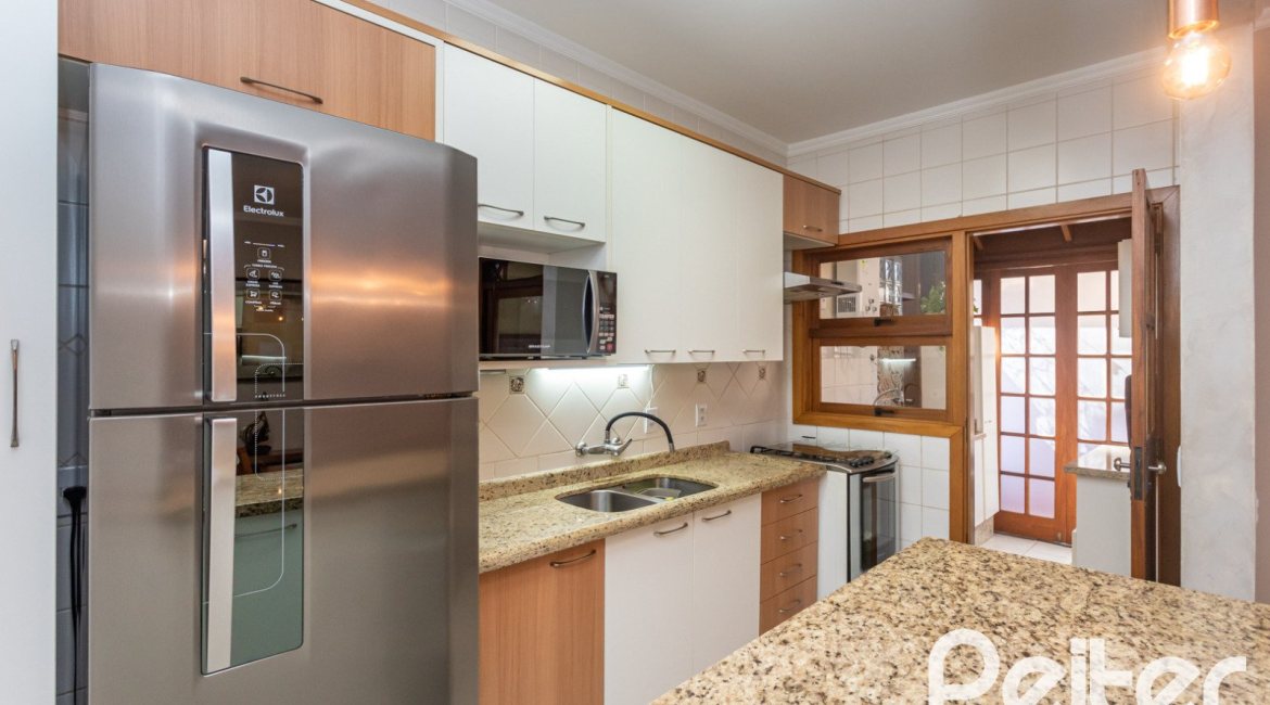 Casa à venda com 174m², 3 dormitórios, 1 suíte, 2 vagas, no bairro Ipanema em Porto Alegre
