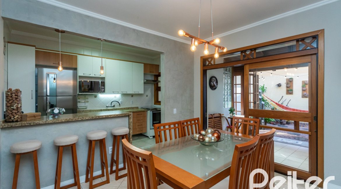 Casa à venda com 174m², 3 dormitórios, 1 suíte, 2 vagas, no bairro Ipanema em Porto Alegre