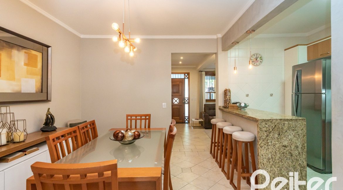 Casa à venda com 174m², 3 dormitórios, 1 suíte, 2 vagas, no bairro Ipanema em Porto Alegre