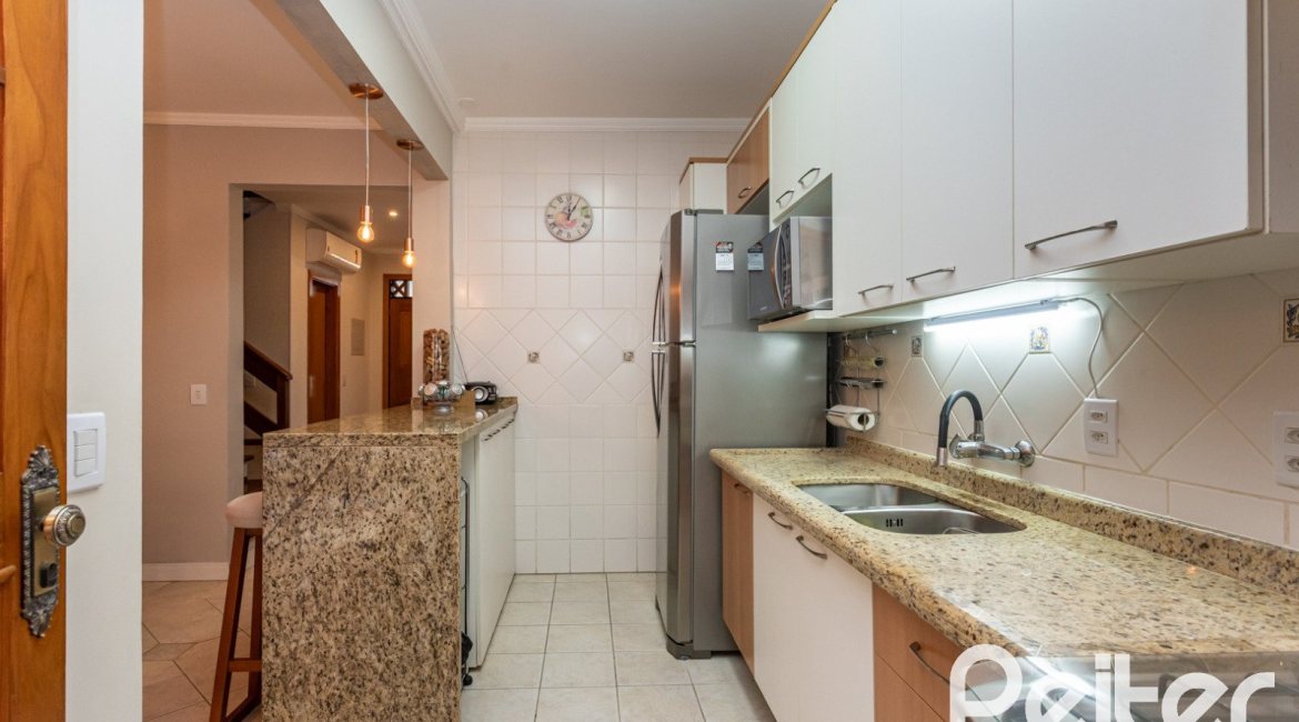 Casa à venda com 174m², 3 dormitórios, 1 suíte, 2 vagas, no bairro Ipanema em Porto Alegre