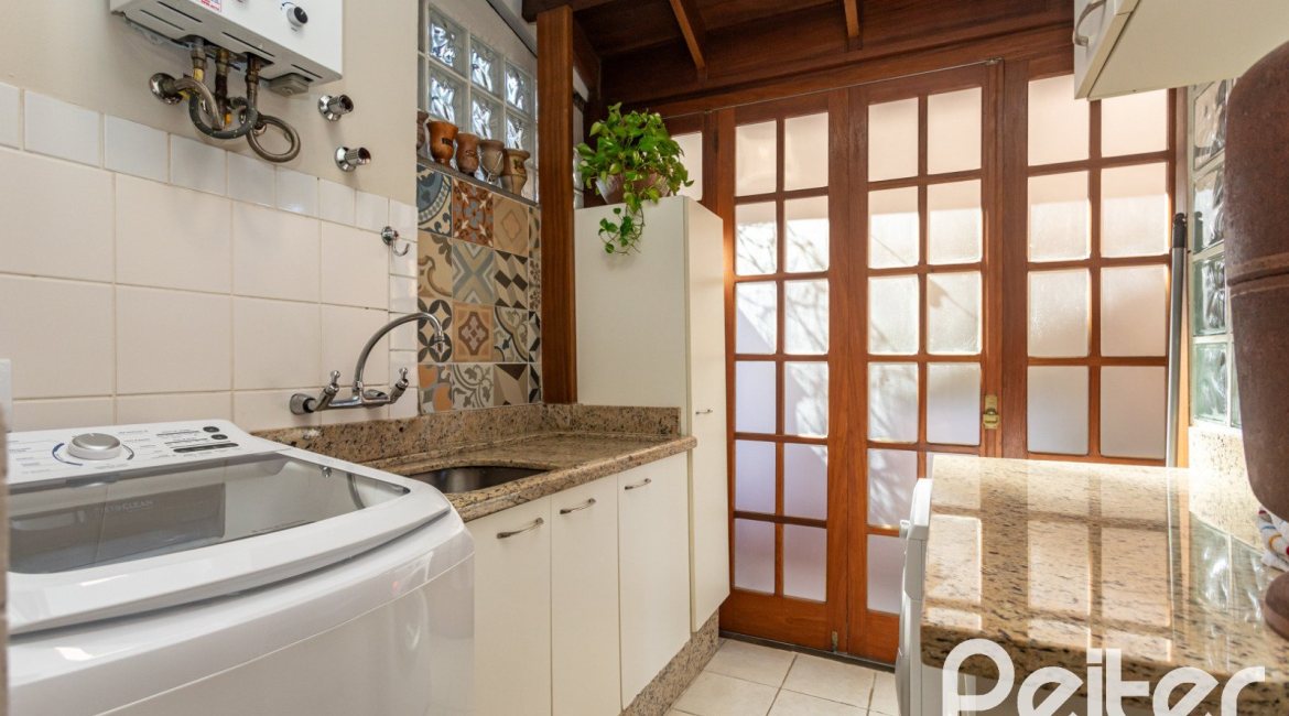 Casa à venda com 174m², 3 dormitórios, 1 suíte, 2 vagas, no bairro Ipanema em Porto Alegre