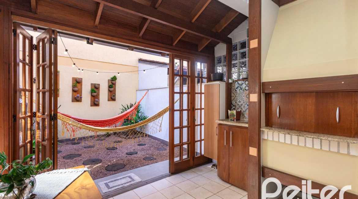 Casa à venda com 174m², 3 dormitórios, 1 suíte, 2 vagas, no bairro Ipanema em Porto Alegre