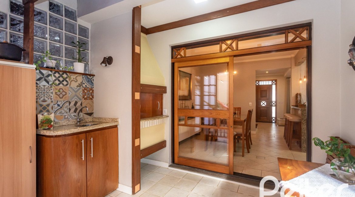 Casa à venda com 174m², 3 dormitórios, 1 suíte, 2 vagas, no bairro Ipanema em Porto Alegre