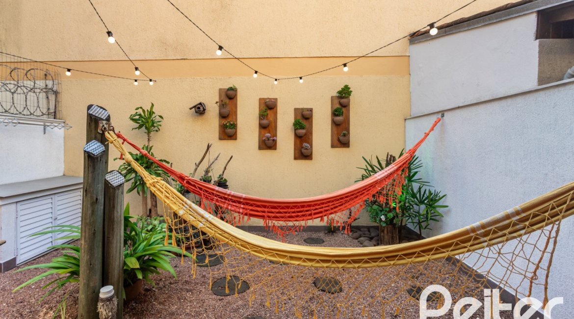 Casa à venda com 174m², 3 dormitórios, 1 suíte, 2 vagas, no bairro Ipanema em Porto Alegre