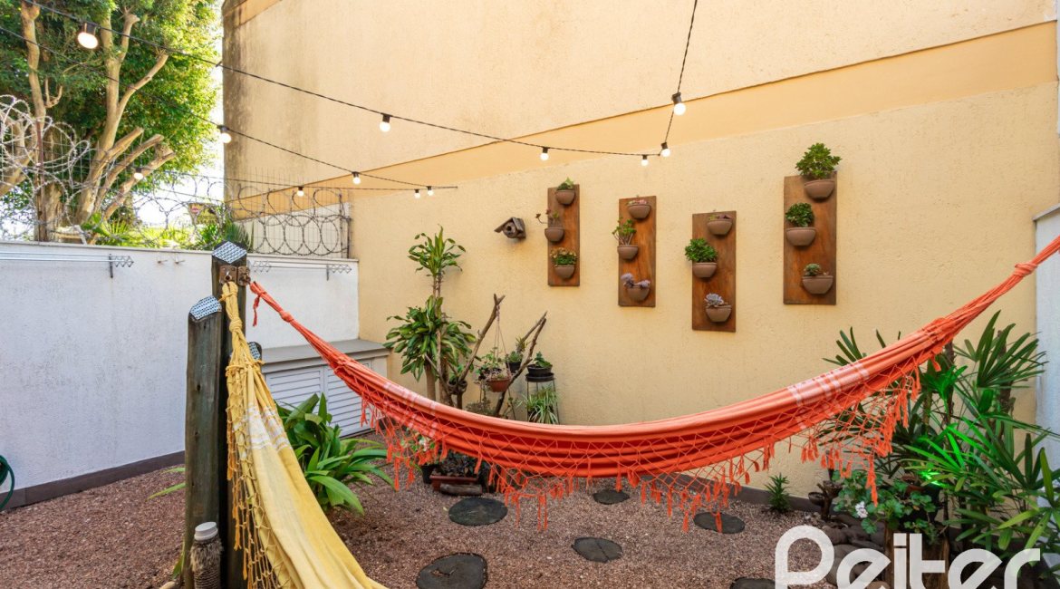Casa à venda com 174m², 3 dormitórios, 1 suíte, 2 vagas, no bairro Ipanema em Porto Alegre