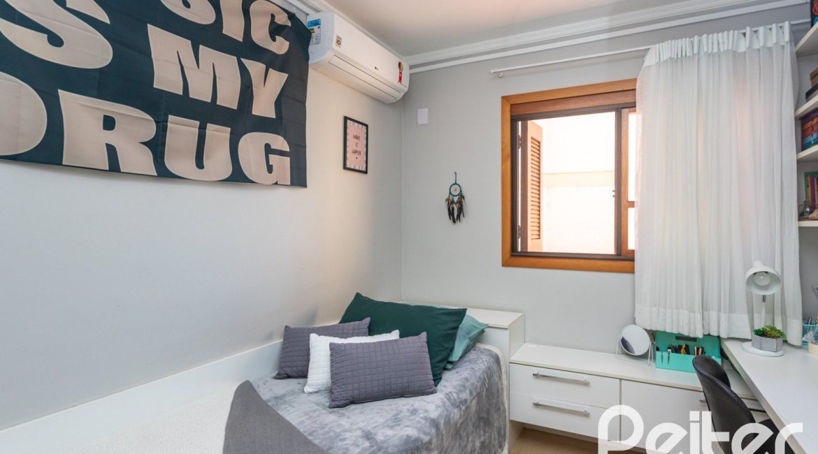 Casa à venda com 174m², 3 dormitórios, 1 suíte, 2 vagas, no bairro Ipanema em Porto Alegre