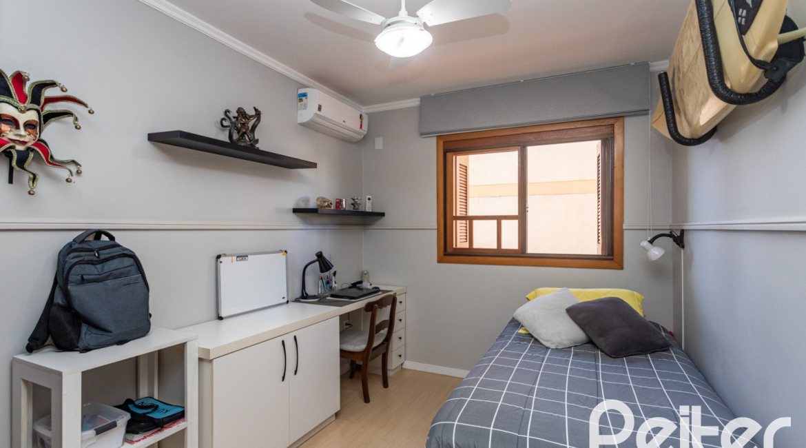 Casa à venda com 174m², 3 dormitórios, 1 suíte, 2 vagas, no bairro Ipanema em Porto Alegre