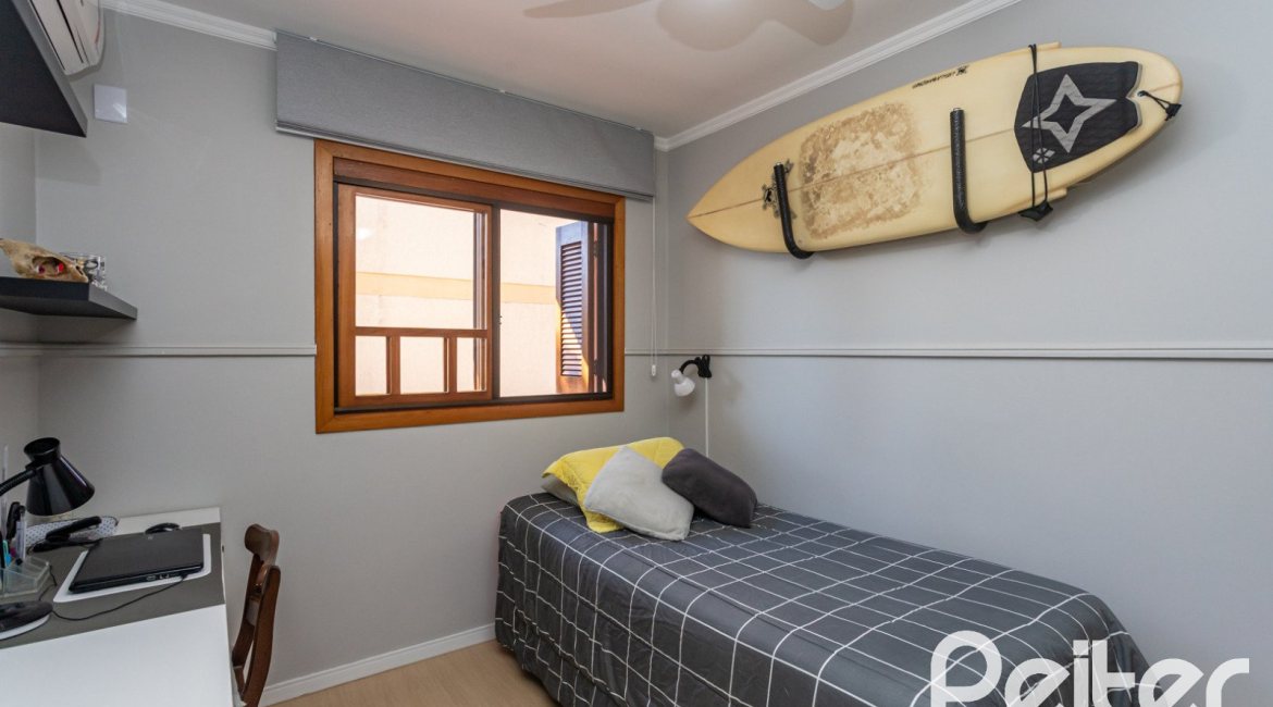 Casa à venda com 174m², 3 dormitórios, 1 suíte, 2 vagas, no bairro Ipanema em Porto Alegre