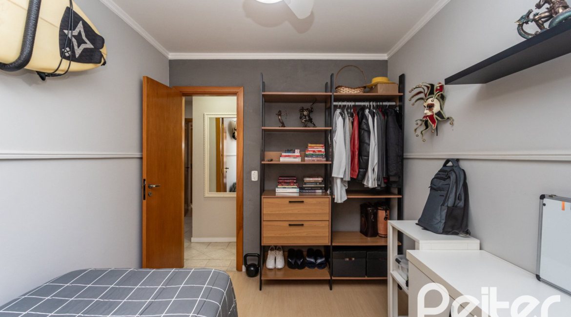 Casa à venda com 174m², 3 dormitórios, 1 suíte, 2 vagas, no bairro Ipanema em Porto Alegre