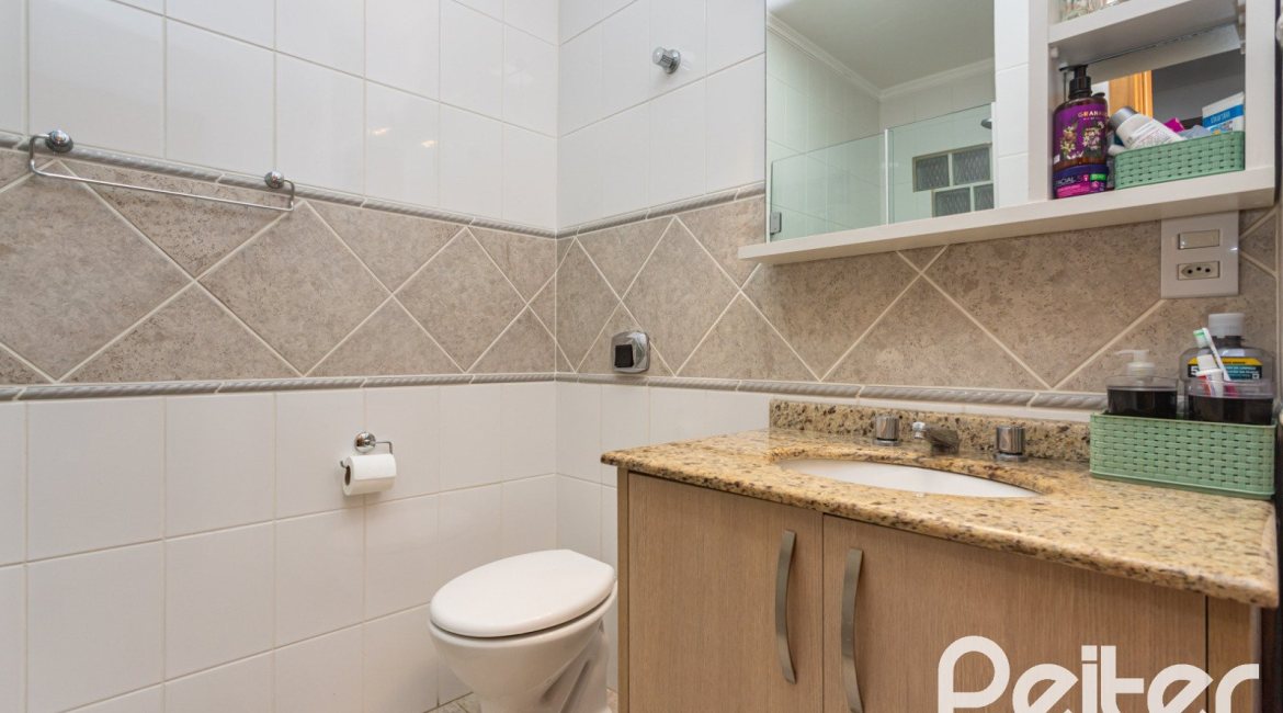 Casa à venda com 174m², 3 dormitórios, 1 suíte, 2 vagas, no bairro Ipanema em Porto Alegre