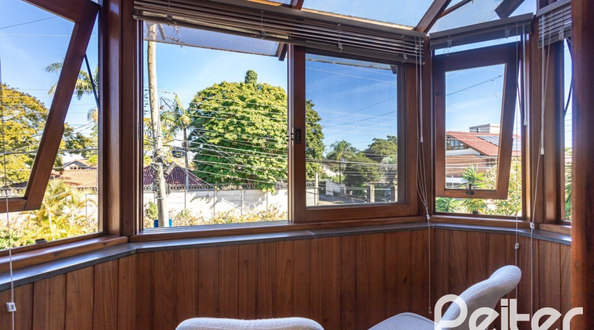 Casa à venda com 174m², 3 dormitórios, 1 suíte, 2 vagas, no bairro Ipanema em Porto Alegre