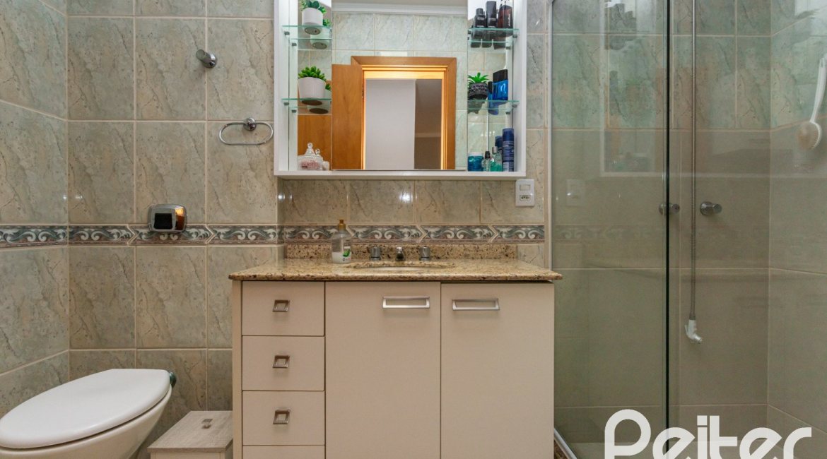 Casa à venda com 174m², 3 dormitórios, 1 suíte, 2 vagas, no bairro Ipanema em Porto Alegre