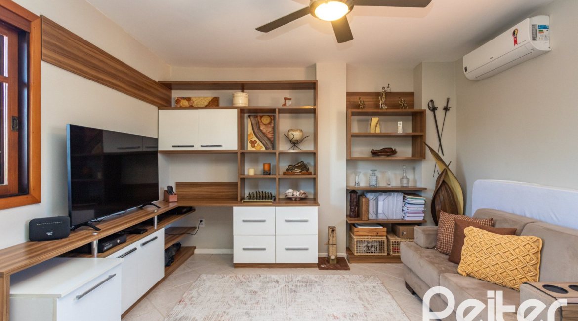 Casa à venda com 174m², 3 dormitórios, 1 suíte, 2 vagas, no bairro Ipanema em Porto Alegre