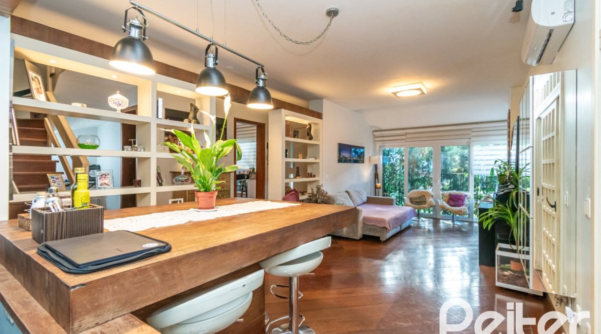 Casa em Condomínio à venda com 318m², 4 dormitórios, 1 suíte, 3 vagas, no bairro Ipanema em Porto Alegre