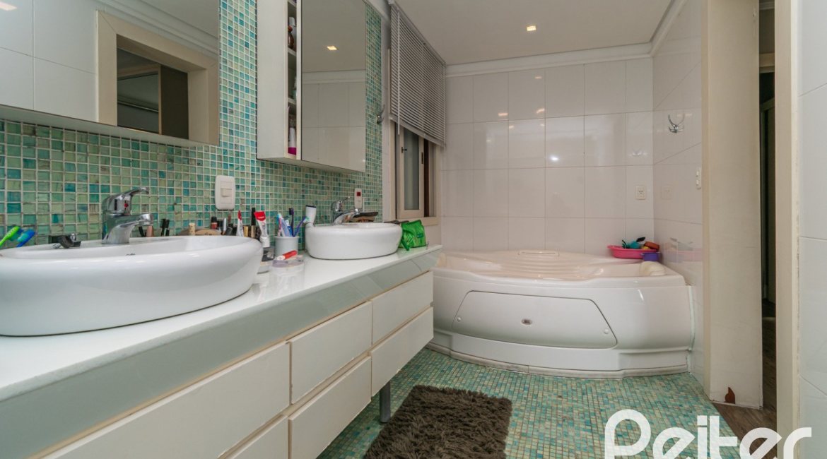 Casa em Condomínio à venda com 318m², 4 dormitórios, 1 suíte, 3 vagas, no bairro Ipanema em Porto Alegre