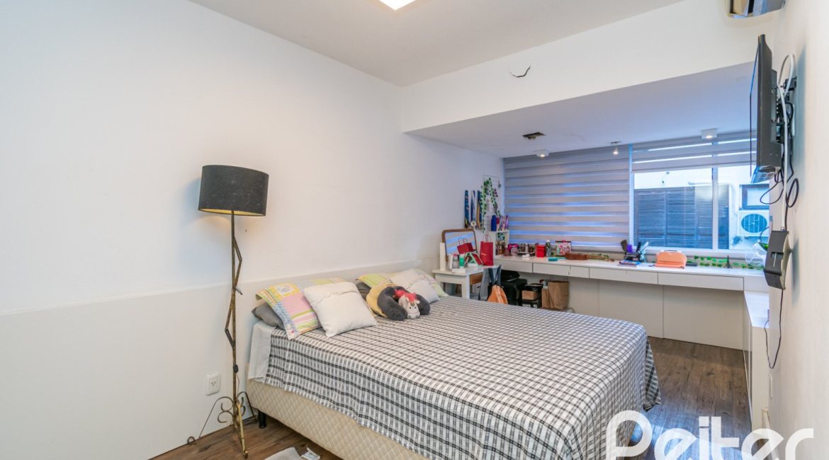 Casa em Condomínio à venda com 318m², 4 dormitórios, 1 suíte, 3 vagas, no bairro Ipanema em Porto Alegre