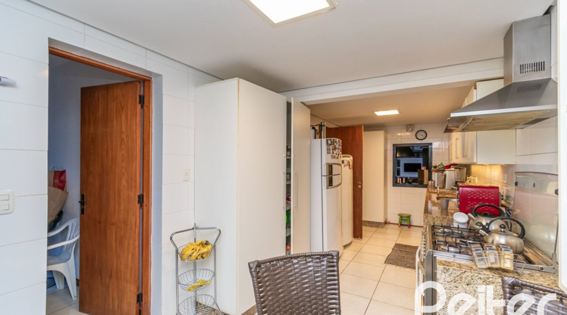 Casa em Condomínio à venda com 318m², 4 dormitórios, 1 suíte, 3 vagas, no bairro Ipanema em Porto Alegre