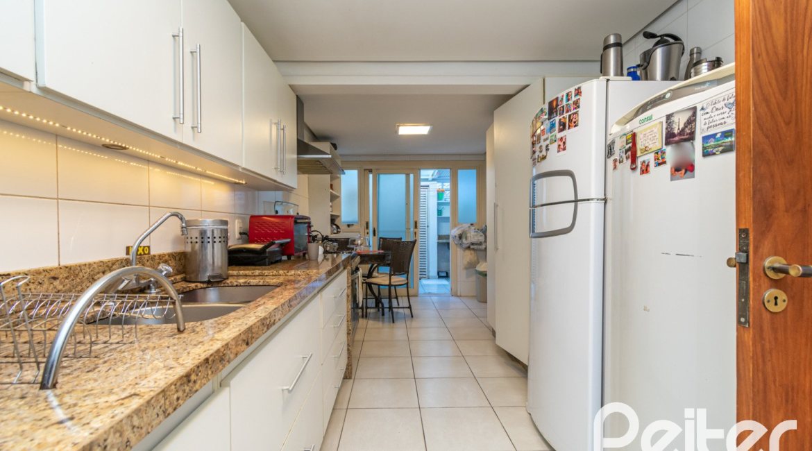 Casa em Condomínio à venda com 318m², 4 dormitórios, 1 suíte, 3 vagas, no bairro Ipanema em Porto Alegre