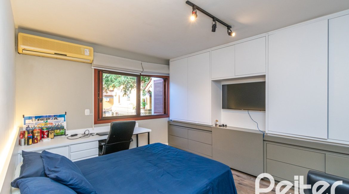 Casa em Condomínio à venda com 318m², 4 dormitórios, 1 suíte, 3 vagas, no bairro Ipanema em Porto Alegre