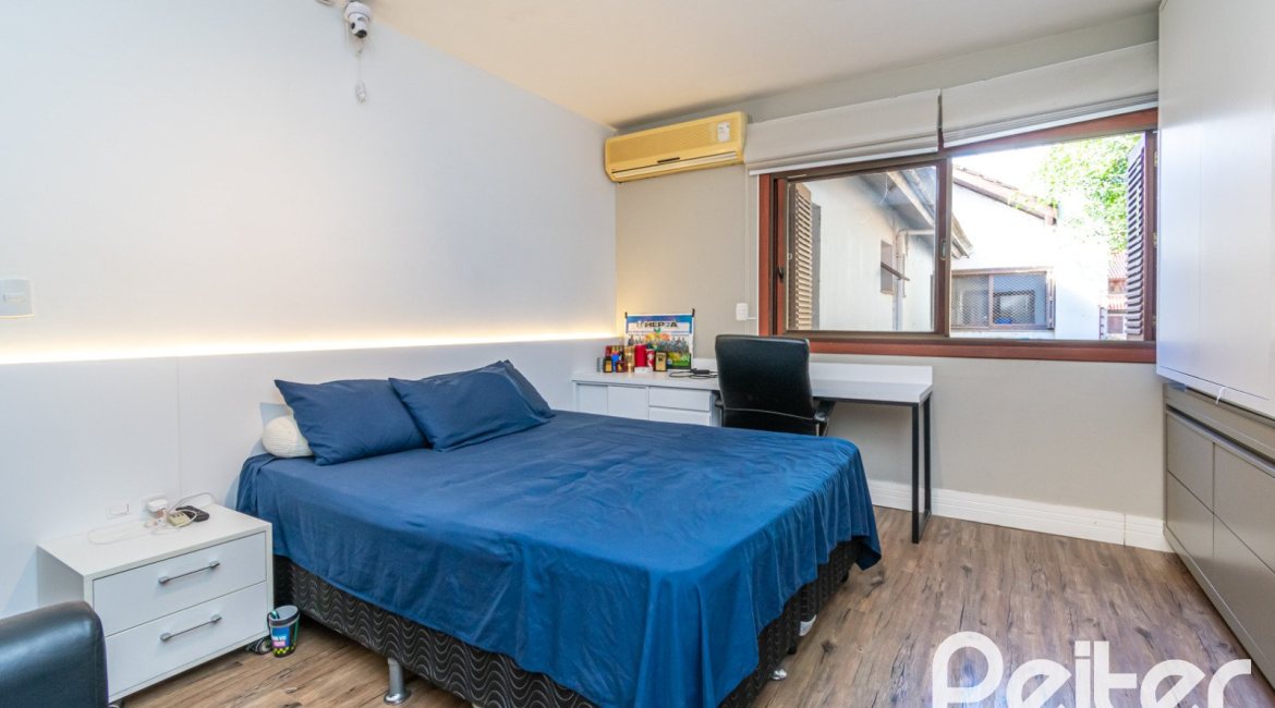 Casa em Condomínio à venda com 318m², 4 dormitórios, 1 suíte, 3 vagas, no bairro Ipanema em Porto Alegre