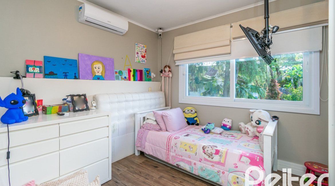 Casa em Condomínio à venda com 318m², 4 dormitórios, 1 suíte, 3 vagas, no bairro Ipanema em Porto Alegre