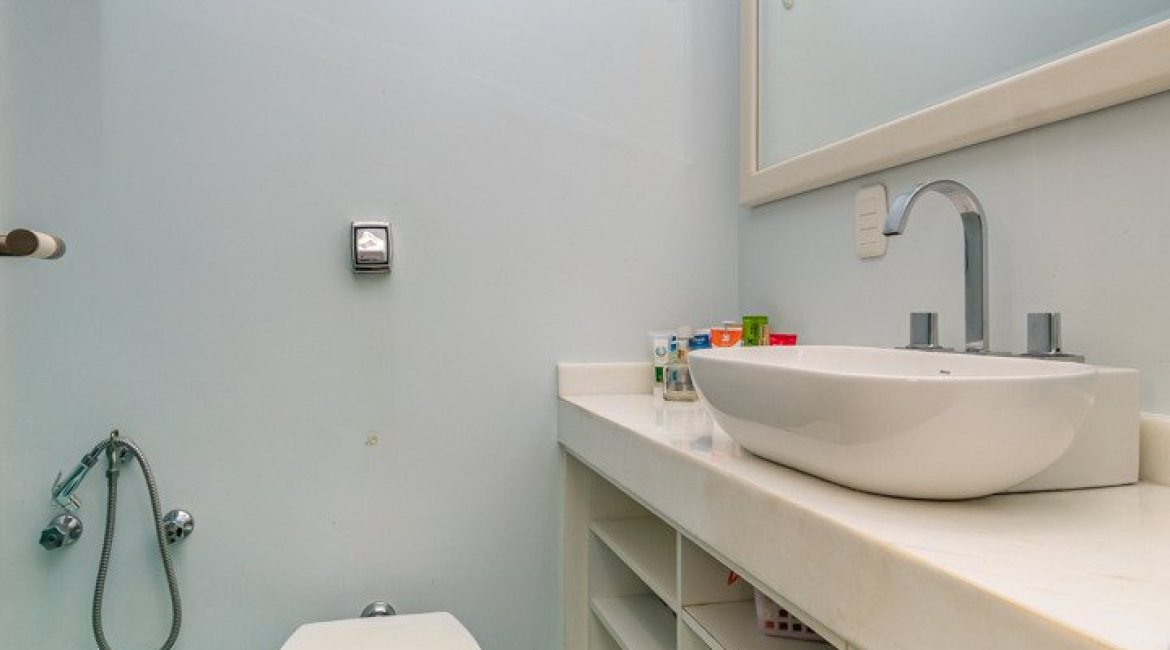 Casa em Condomínio à venda com 318m², 4 dormitórios, 1 suíte, 3 vagas, no bairro Ipanema em Porto Alegre