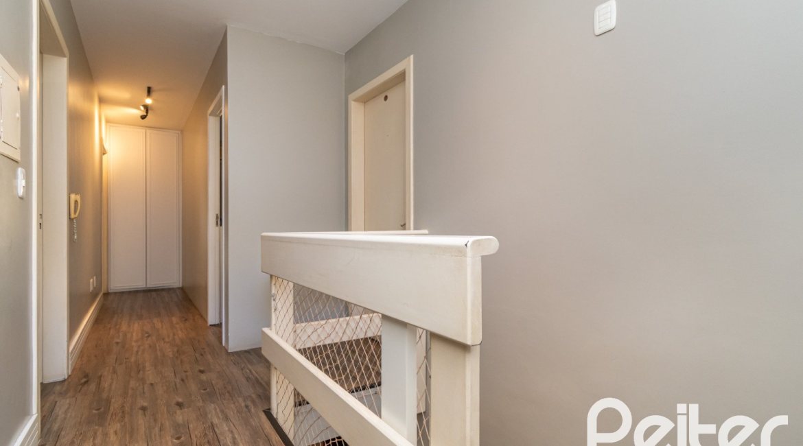 Casa em Condomínio à venda com 318m², 4 dormitórios, 1 suíte, 3 vagas, no bairro Ipanema em Porto Alegre