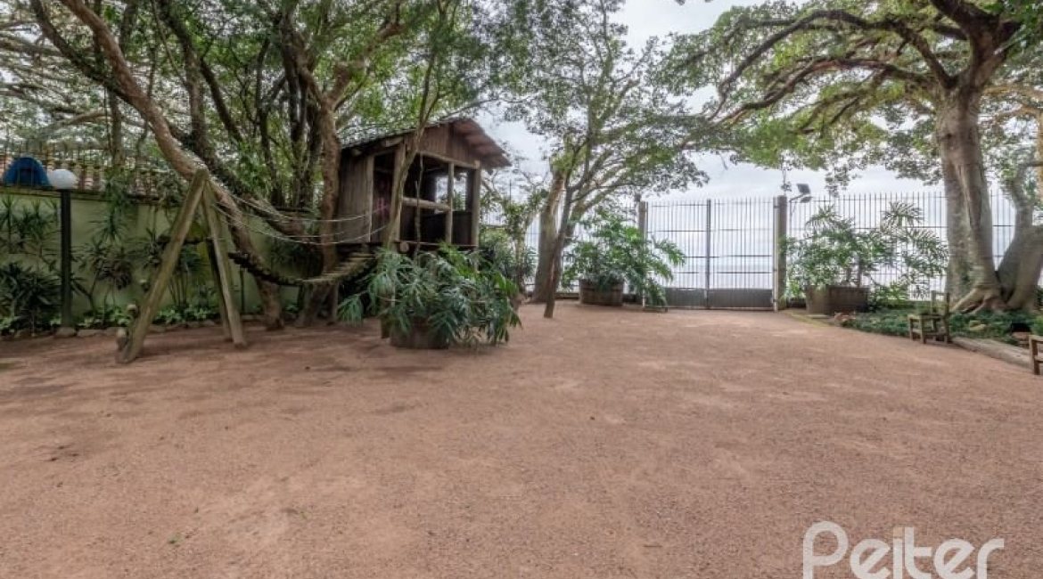 Casa em Condomínio à venda com 318m², 4 dormitórios, 1 suíte, 3 vagas, no bairro Ipanema em Porto Alegre