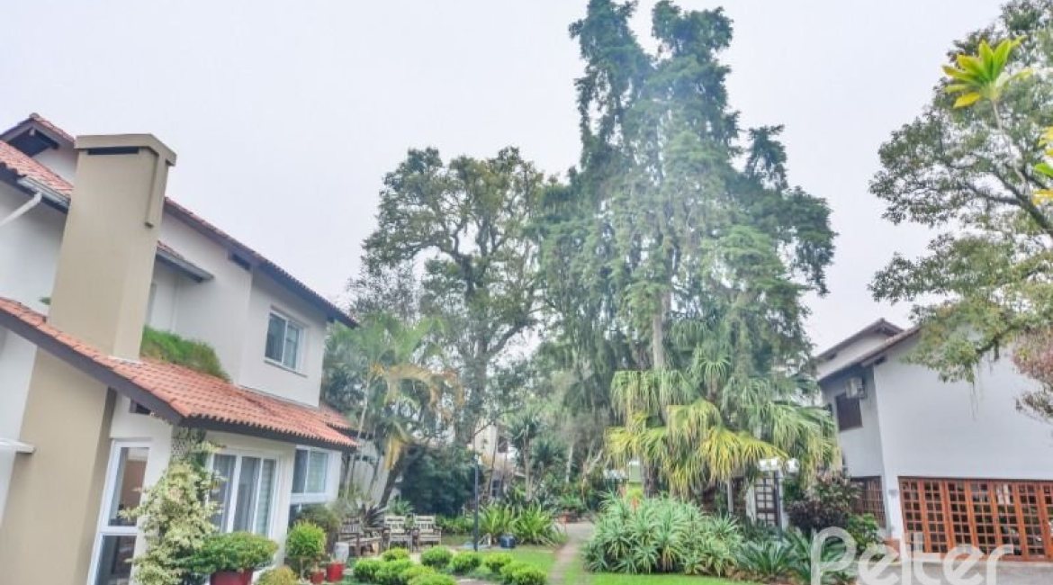 Casa em Condomínio à venda com 318m², 4 dormitórios, 1 suíte, 3 vagas, no bairro Ipanema em Porto Alegre