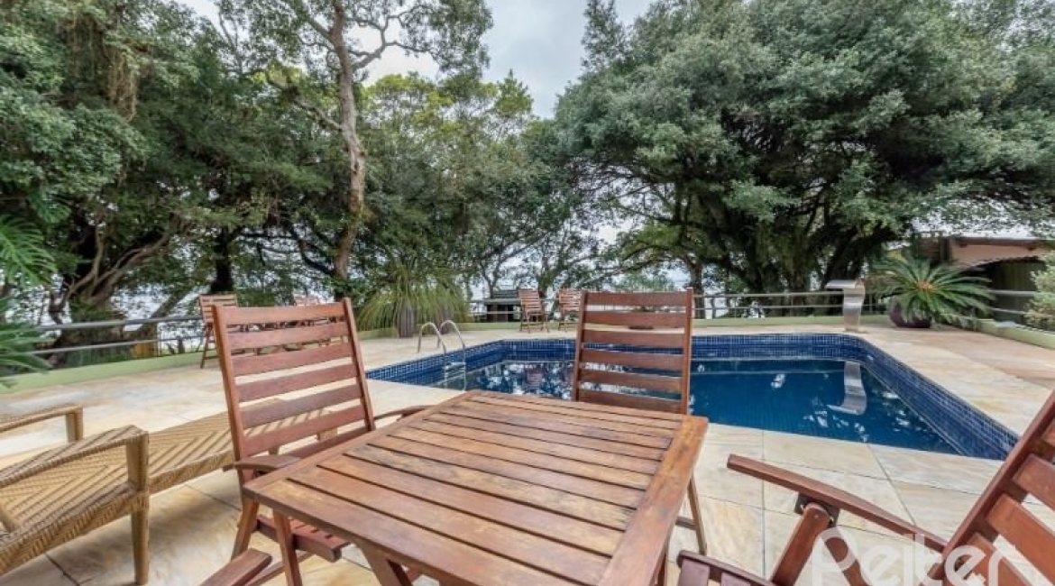 Casa em Condomínio à venda com 318m², 4 dormitórios, 1 suíte, 3 vagas, no bairro Ipanema em Porto Alegre