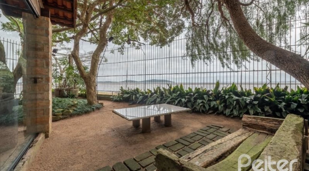 Casa em Condomínio à venda com 318m², 4 dormitórios, 1 suíte, 3 vagas, no bairro Ipanema em Porto Alegre