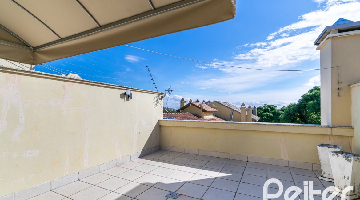 Casa à venda com 163m², 3 dormitórios, 1 suíte, 2 vagas, no bairro Tristeza em Porto Alegre