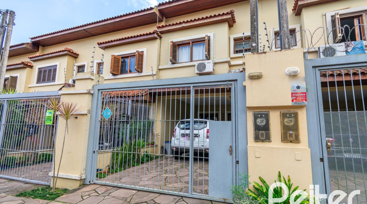 Casa à venda com 163m², 3 dormitórios, 1 suíte, 2 vagas, no bairro Tristeza em Porto Alegre