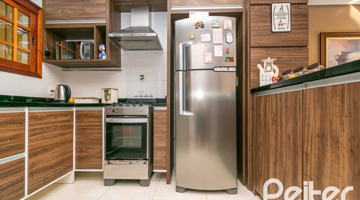 Casa à venda com 163m², 3 dormitórios, 1 suíte, 2 vagas, no bairro Tristeza em Porto Alegre